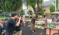 Polwan jadi asisten tukang soto di `Jumat Berkah` Satlantas Polres Salatiga