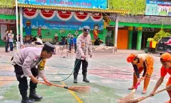 Polisi perbaiki lokasi kejadian mobil MBG yang tabrak siswa di Jakut Polisi perbaiki lokasi kejadian mobil MBG yang tabrak siswa di Jakut