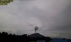 Gunung Ibu semburkan abu setinggi hingga 800 meter