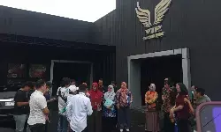 Warga dan santri kawal sidang di tempat gugatan VIP Social BAR