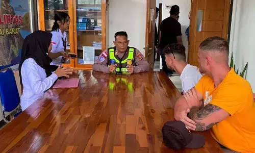 Polisi dan Imigrasi tindak dua WNA pelanggar lalu lintas di Labuan Bajo