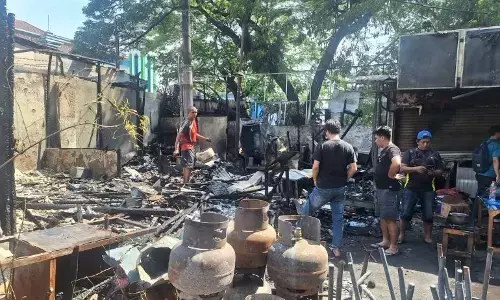 9 kios dan 8 kendaraan terbakar akibat pengeroyokan di Kalibata 9 kios dan 8 kendaraan terbakar akibat pengeroyokan di Kalibata