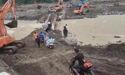 Jembatan darurat di Nagan Raya sudah bisa dilalui kendaraan roda dua Jembatan darurat di Nagan Raya sudah bisa dilalui kendaraan roda dua