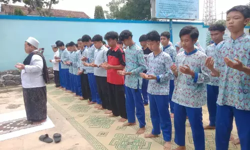 Pelajar dan guru SMK Muhammadiyah 03 Nogosari gelar doa bersama untuk korban bencana Sumatera Pelajar dan guru SMK Muhammadiyah 03 Nogosari gelar doa bersama untuk korban bencana Sumatera