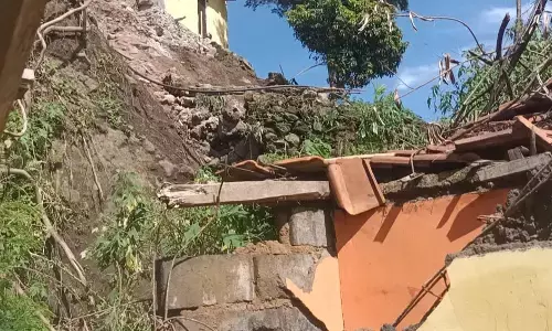 Longsor terjang Desa Bumiwangi Ciparay Bandung, enam rumah rusak berat