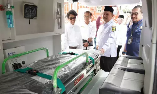 Perkuat layanan kesehatan, BAZNAS didukung AXA Insurance serahkan ambulans untuk RSB Sukabumi Perkuat layanan kesehatan, BAZNAS didukung AXA Insurance serahkan ambulans untuk RSB Sukabumi