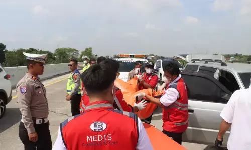 PAMAPTA Polres Tegal - Unit PJR Polda Jateng tangani temuan empat orang meninggal di dalam minibus PAMAPTA Polres Tegal - Unit PJR Polda Jateng tangani temuan empat orang meninggal di dalam minibus