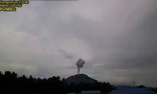 Gunung Ibu semburkan abu setinggi hingga 800 meter Gunung Ibu semburkan abu setinggi hingga 800 meter