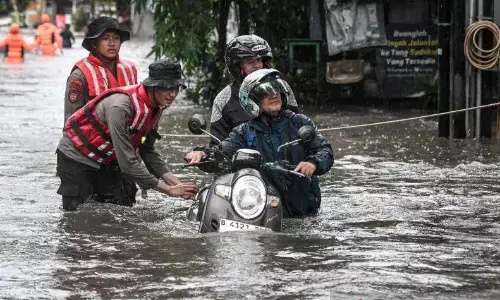 Banjir rendam 10 RT dan satu ruas jalan di Jaksel Banjir rendam 10 RT dan satu ruas jalan di Jaksel