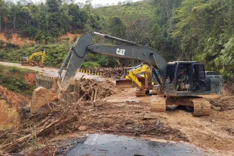 Satgas Yonzipur I/DD sukses buka akses 51 km di Tapteng pascabencana Satgas Yonzipur I/DD sukses buka akses 51 km di Tapteng pascabencana