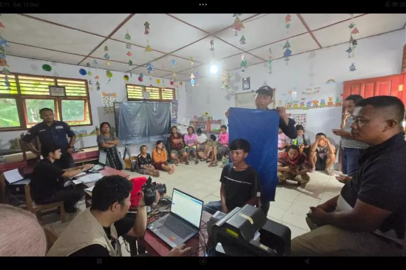 Dirjen Dukcapil terjunkan tim layanan dokumen ke wilayah terdampak bencana Dirjen Dukcapil terjunkan tim layanan dokumen ke wilayah terdampak bencana