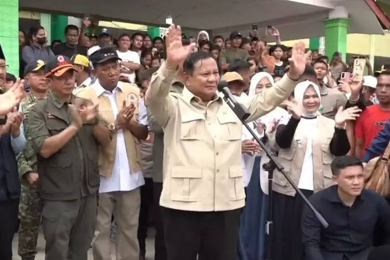 Prabowo pada pengungsi: Saya pantau tiap hari, kalian tidak akan sendiri Prabowo pada pengungsi: Saya pantau tiap hari, kalian tidak akan sendiri