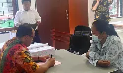 Penyidik serahkan tersangka korupsi BOS SMAN 4 Jayapura