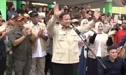 Prabowo pada pengungsi: Saya pantau tiap hari, kalian tidak akan sendiri