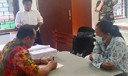 Penyidik serahkan tersangka korupsi BOS SMAN 4 Jayapura Penyidik serahkan tersangka korupsi BOS SMAN 4 Jayapura