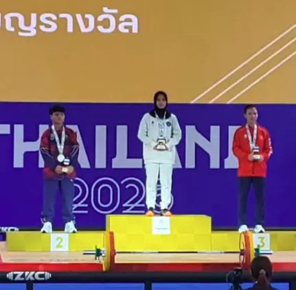 Lifter muda Indonesia Luluk sumbang emas perdana SEA Games 2025 Thailand Lifter muda Indonesia Luluk sumbang emas perdana SEA Games 2025 Thailand