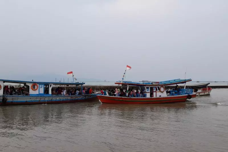 Polda Banten ingatkan nelayan waspadai kondisi gelombang Polda Banten ingatkan nelayan waspadai kondisi gelombang