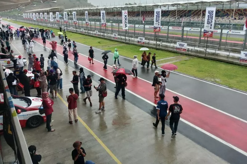 Hujan tak hentikan race MFoS di Sirkuit Mandalika Hujan tak hentikan race MFoS di Sirkuit Mandalika