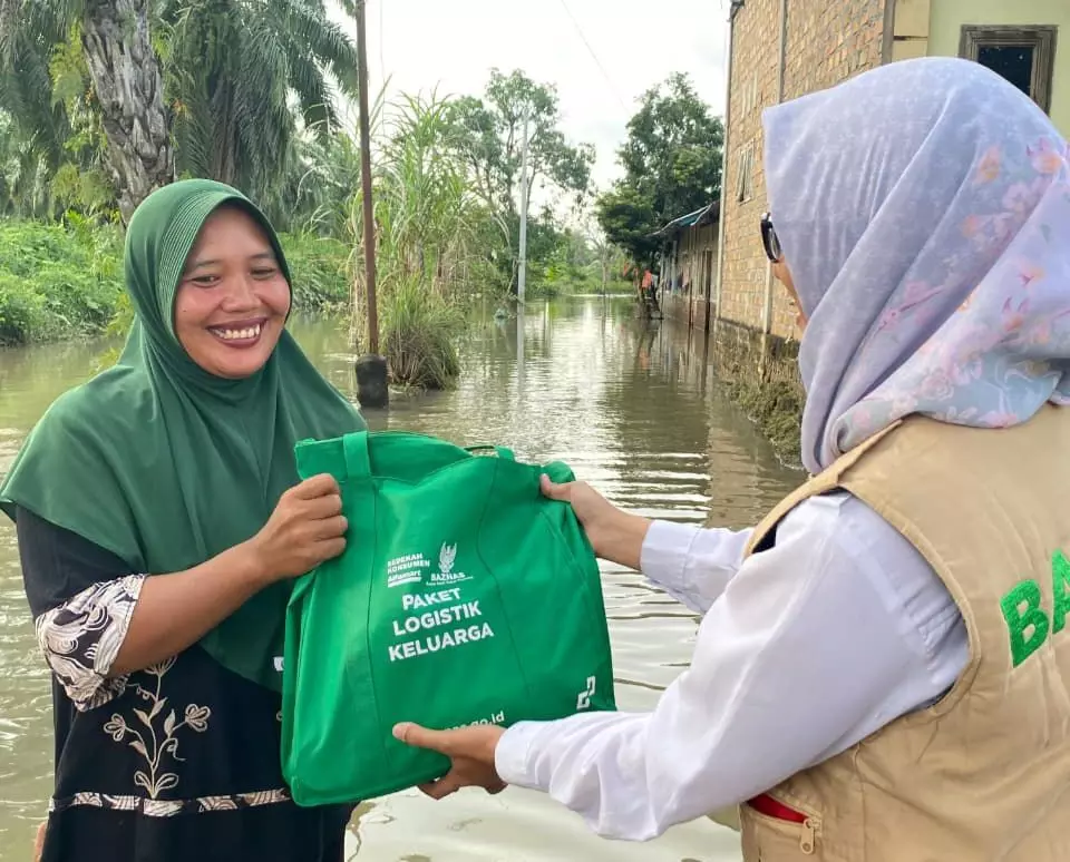 BAZNAS RI salurkan 8.100 paket bantuan sedekah konsumen Alfamart untuk korban bencana Sumatera BAZNAS RI salurkan 8.100 paket bantuan sedekah konsumen Alfamart untuk korban bencana Sumatera
