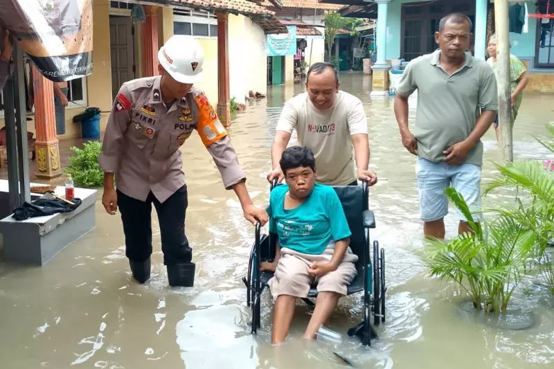 Polres Cirebon Kota kerahkan personel bantu penanganan banjir Polres Cirebon Kota kerahkan personel bantu penanganan banjir