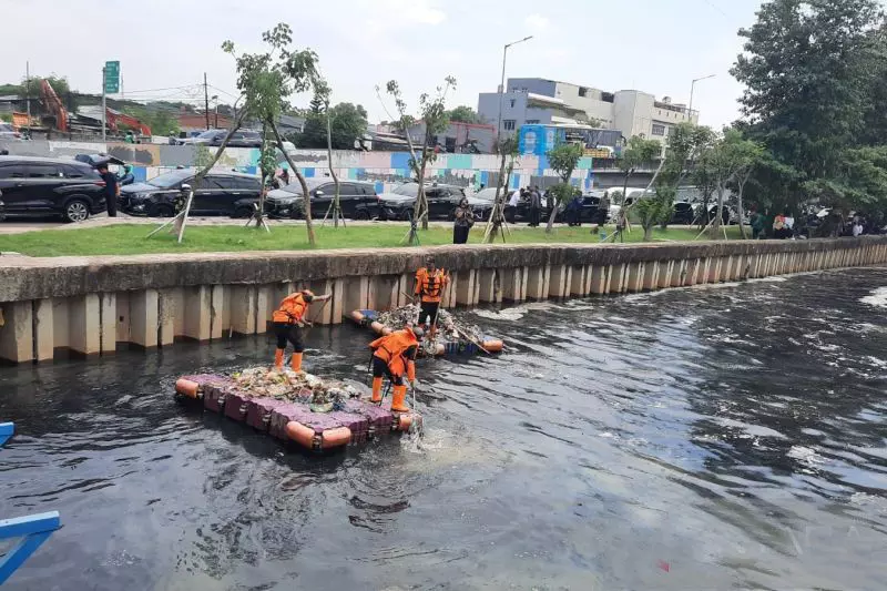 DKI keruk 835 ribu kubik lumpur untuk maksimalkan penanganan banjir DKI keruk 835 ribu kubik lumpur untuk maksimalkan penanganan banjir