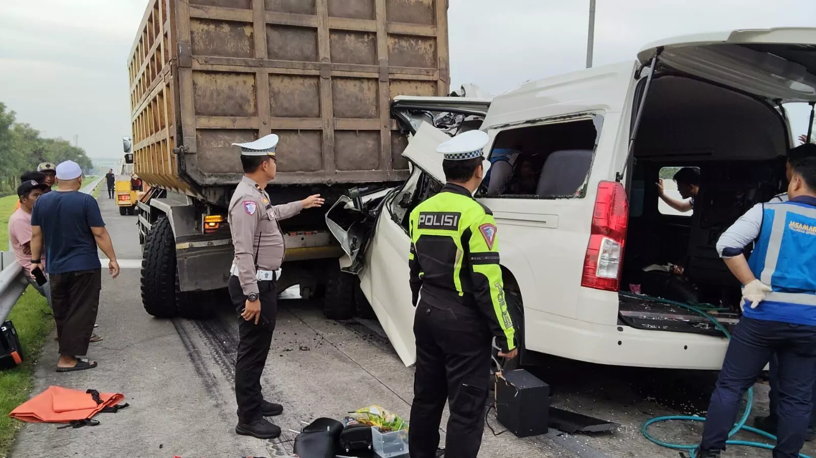 Diduga sopir mengantuk, mobil rombongan asal Jakarta tabrak tronton, 2 tewas, 9 luka-luka Diduga sopir mengantuk, mobil rombongan asal Jakarta tabrak tronton, 2 tewas, 9 luka-luka