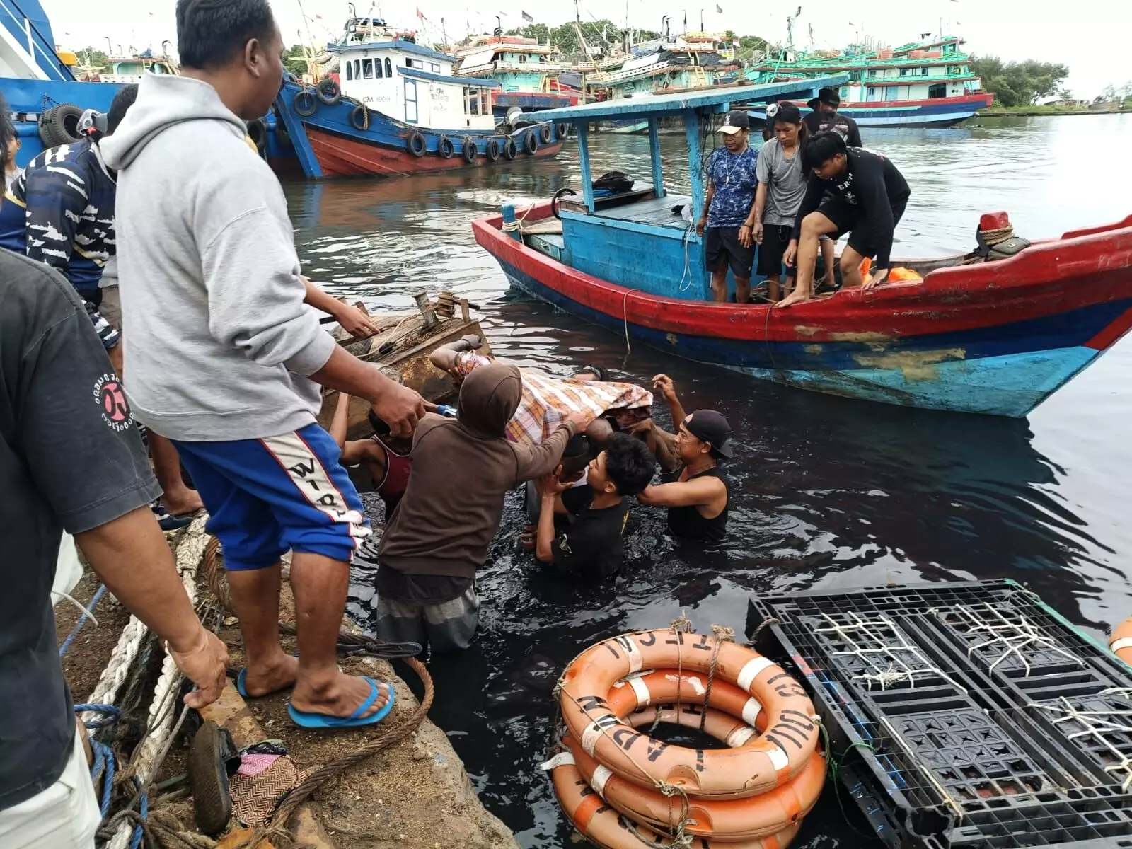 Tim gabungan berhasil temukan jenazah korban tenggelam di Pelindo Tegal Tim gabungan berhasil temukan jenazah korban tenggelam di Pelindo Tegal