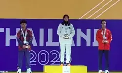 Lifter muda Indonesia Luluk sumbang emas perdana SEA Games 2025 Thailand