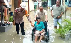 Polres Cirebon Kota kerahkan personel bantu penanganan banjir Polres Cirebon Kota kerahkan personel bantu penanganan banjir