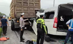 Diduga sopir mengantuk, mobil rombongan asal Jakarta tabrak tronton, 2 tewas, 9 luka-luka