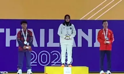 Lifter muda Indonesia Luluk sumbang emas perdana SEA Games 2025 Thailand Lifter muda Indonesia Luluk sumbang emas perdana SEA Games 2025 Thailand