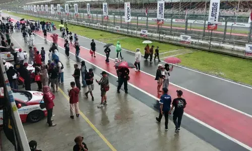 Hujan tak hentikan race MFoS di Sirkuit Mandalika Hujan tak hentikan race MFoS di Sirkuit Mandalika