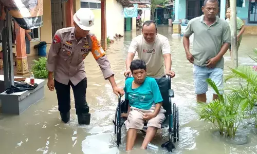 Polres Cirebon Kota kerahkan personel bantu penanganan banjir Polres Cirebon Kota kerahkan personel bantu penanganan banjir