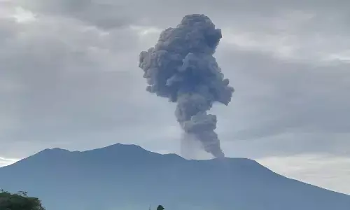 Gunung Marapi semburkan abu vulkanik setinggi 1.200 meter