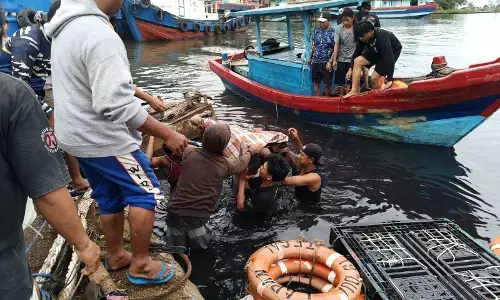 Tim gabungan berhasil temukan jenazah korban tenggelam di Pelindo Tegal Tim gabungan berhasil temukan jenazah korban tenggelam di Pelindo Tegal