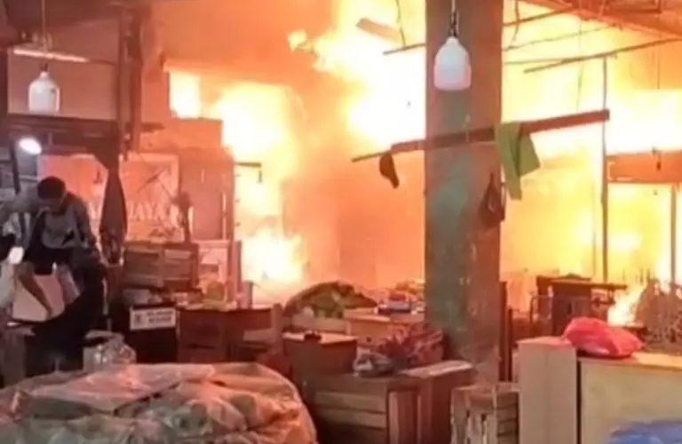 Kebakaran landa Pasar Induk Kramat Jati Jaktim Kebakaran landa Pasar Induk Kramat Jati Jaktim