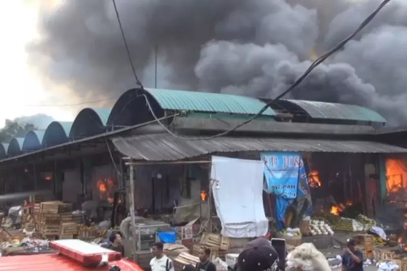 Kebakaran di Pasar Kramat Jati diduga berasal dari toko plastik Kebakaran di Pasar Kramat Jati diduga berasal dari toko plastik