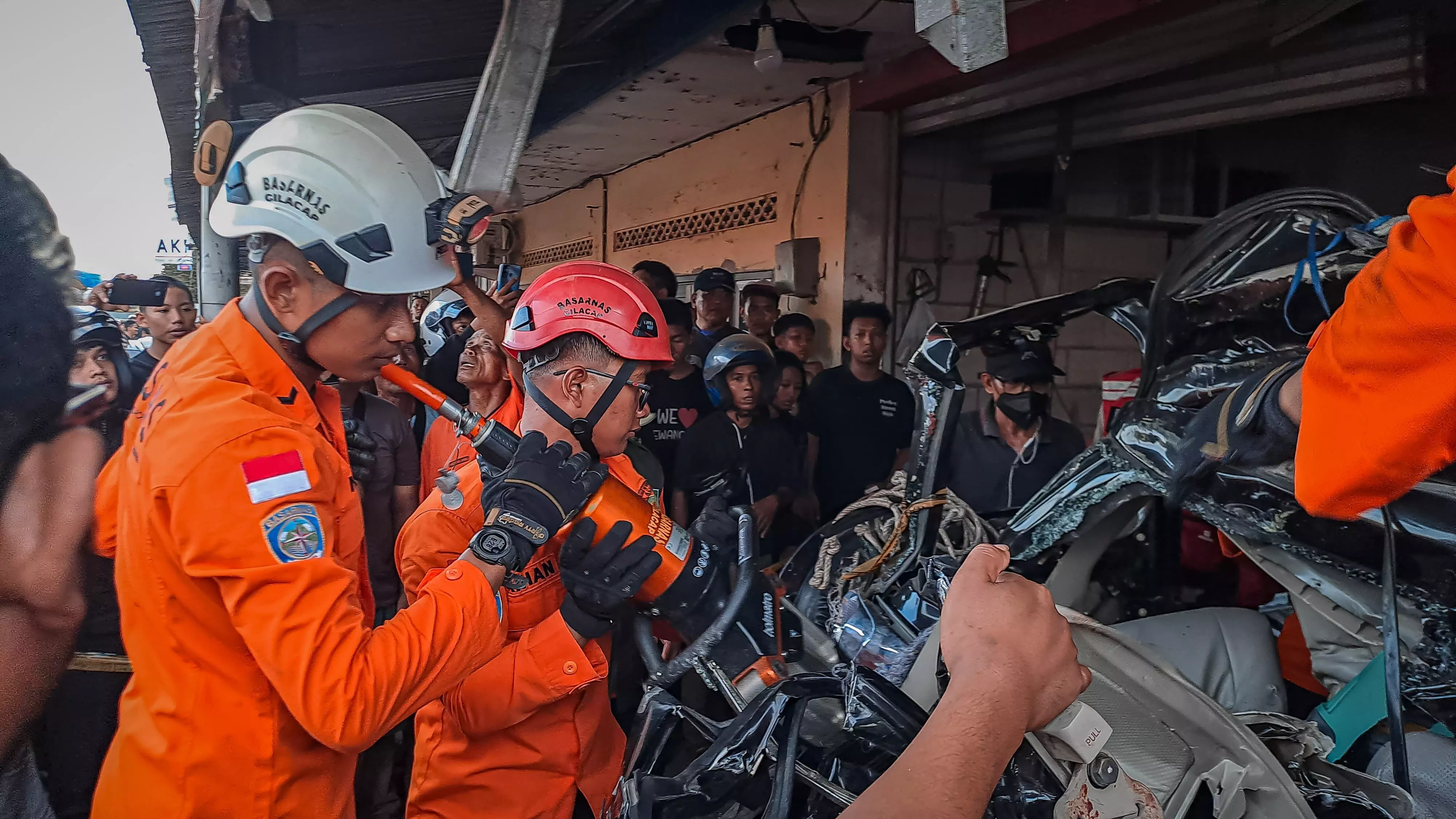 BASARNAS dan Tim SAR gabungan evakuasi korban lakalantas BASARNAS dan Tim SAR gabungan evakuasi korban lakalantas