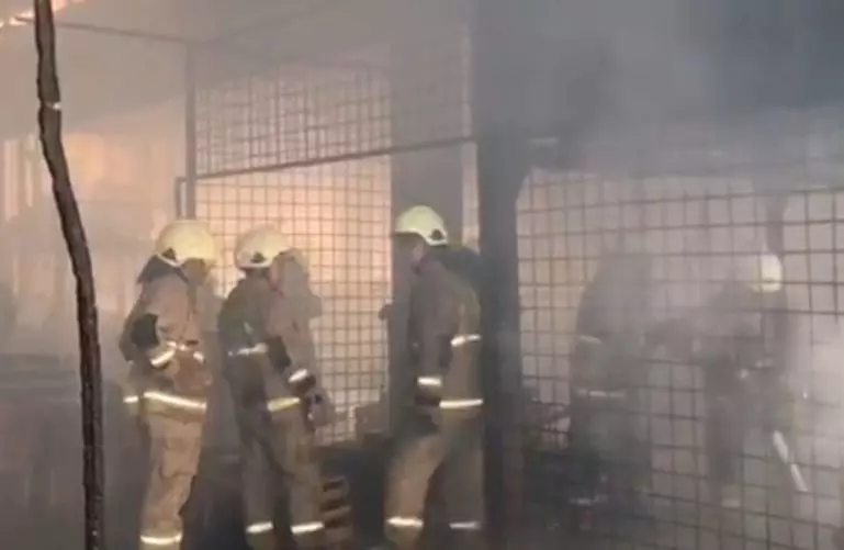 350 kios di Pasar Induk Kramat Jati hangus terbakar 350 kios di Pasar Induk Kramat Jati hangus terbakar