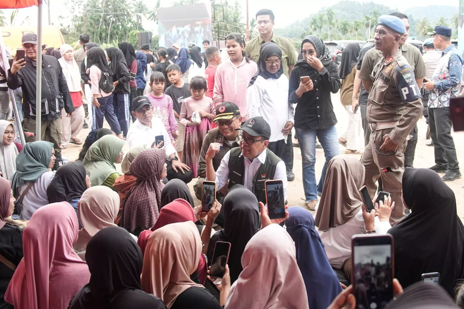 Menko PMK tegaskan negara hadir, pembangunan huntara dipercepat Menko PMK tegaskan negara hadir, pembangunan huntara dipercepat