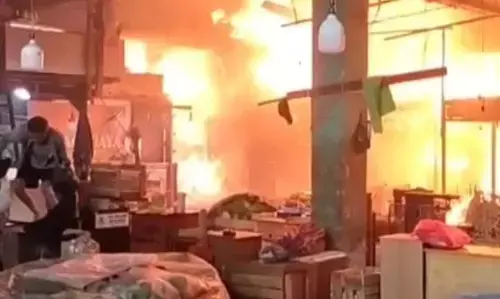 Kebakaran landa Pasar Induk Kramat Jati Jaktim Kebakaran landa Pasar Induk Kramat Jati Jaktim