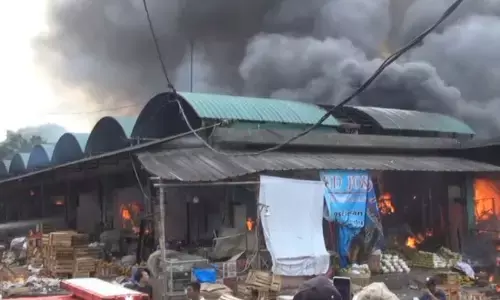 Kebakaran di Pasar Kramat Jati diduga berasal dari toko plastik Kebakaran di Pasar Kramat Jati diduga berasal dari toko plastik