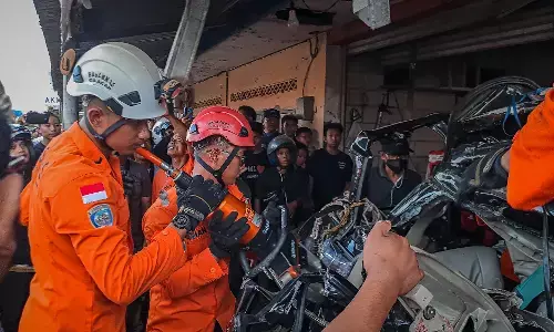 BASARNAS dan Tim SAR gabungan evakuasi korban lakalantas