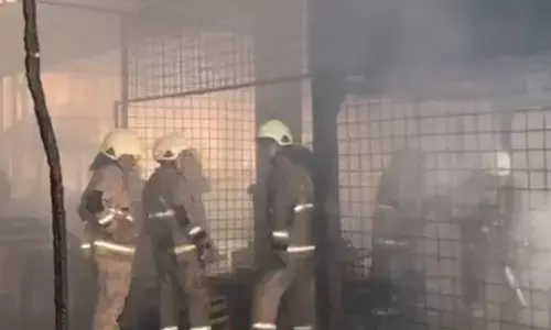 350 kios di Pasar Induk Kramat Jati hangus terbakar 350 kios di Pasar Induk Kramat Jati hangus terbakar