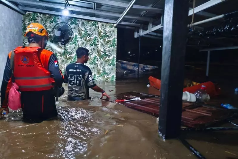 BPBD Jember: 1.271 KK terdampak banjir dan sebagian warga mengungsi BPBD Jember: 1.271 KK terdampak banjir dan sebagian warga mengungsi