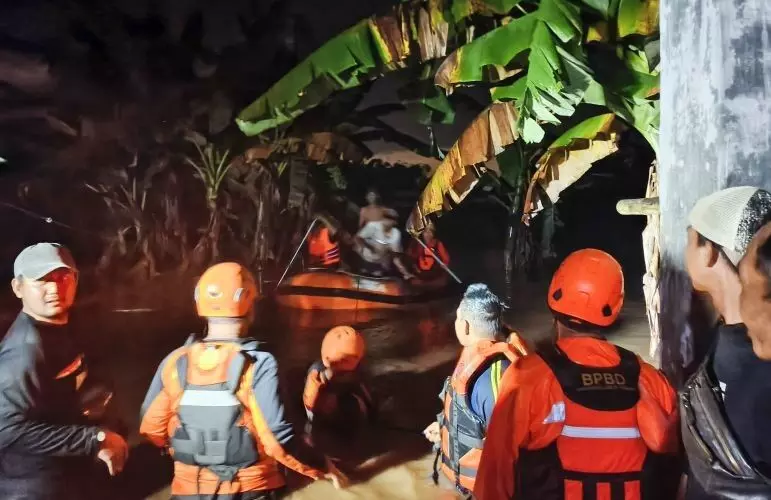 Basarnas Banyuwangi evakuasi tiga warga terjebak banjir Basarnas Banyuwangi evakuasi tiga warga terjebak banjir