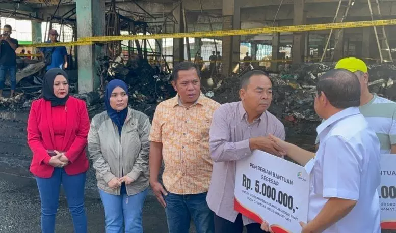 DKI beri bantuan untuk 121 pedagang korban kebakaran Pasar Kramat Jati DKI beri bantuan untuk 121 pedagang korban kebakaran Pasar Kramat Jati