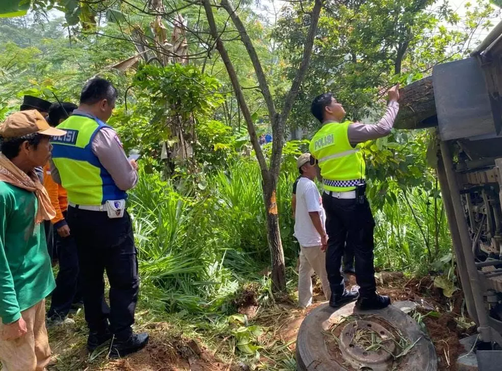 Gerak cepat Polres Kudus tangani bus peziarah terguling di Tergo Gerak cepat Polres Kudus tangani bus peziarah terguling di Tergo