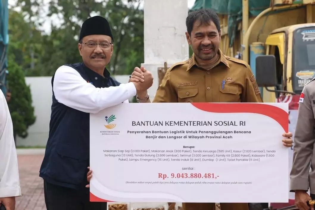 Mensos Gus Ipul serahkan bantuan logistik bencana ke Gubernur Aceh Mensos Gus Ipul serahkan bantuan logistik bencana ke Gubernur Aceh