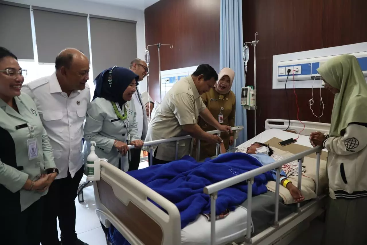 Presiden jenguk siswa dan guru korban ditabrak mobil SPPG di RSUD Koja Presiden jenguk siswa dan guru korban ditabrak mobil SPPG di RSUD Koja